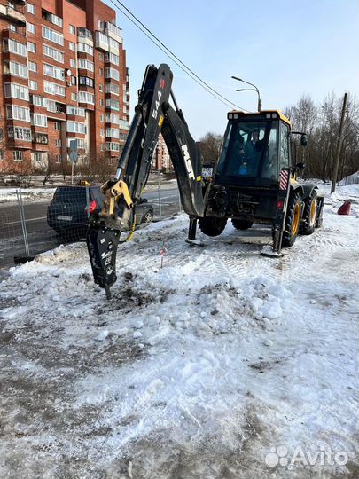 Экскаватор погрузчик с гидромолотом