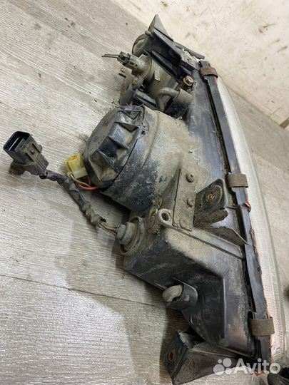 Фара левая Hyundai Lantra