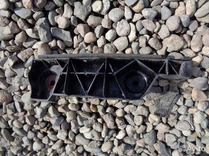 Крепление бампера заднее правое Toyota Corolla