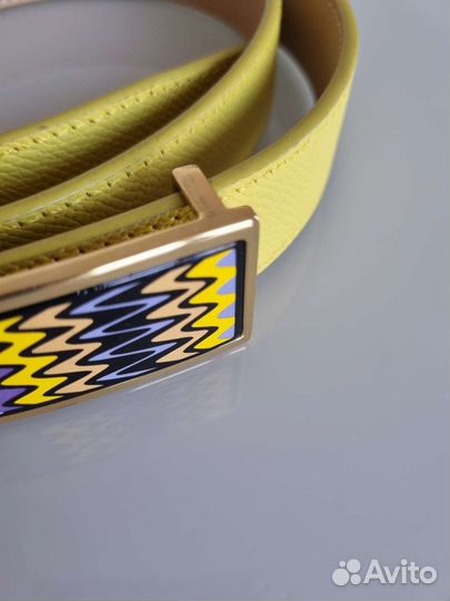 Желтый кожаный ремень с пряжкой с эмалью