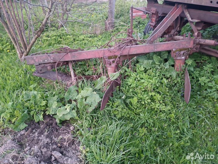 Плуг трехкорпусный