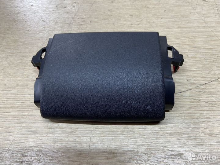 Накладка подлокотника Toyota Highlander 70