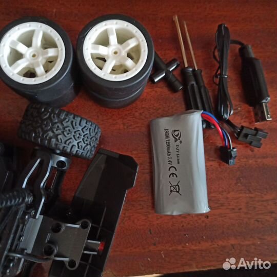 Полный привод машинка 1:16 на пульте 2.4 ггц