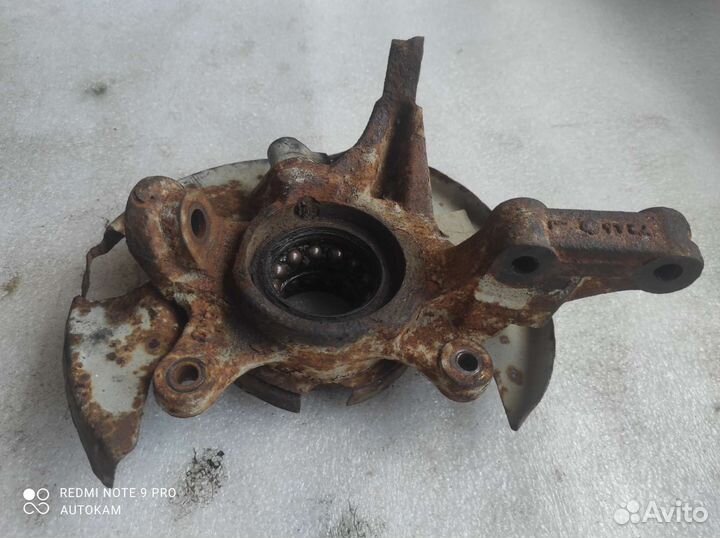 Кулак поворотный левый ступица Nissan Almera n15