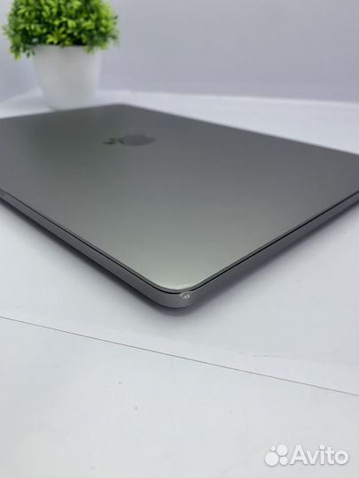 MacBook Pro 13 2019 i5 8gb 256gb отличный