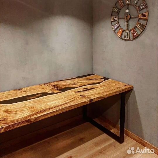 Стол с эпоксидной смолой