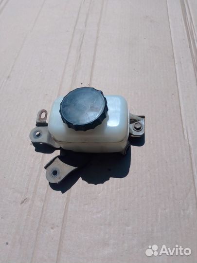 Бачок тормозной жидкости Toyota Wish