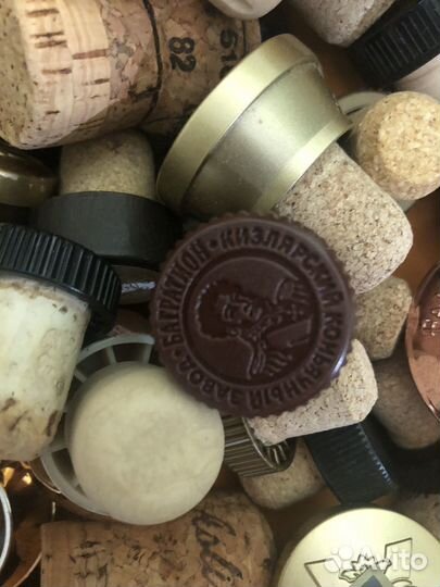 Коробка с пробками от коньяка и шампанского