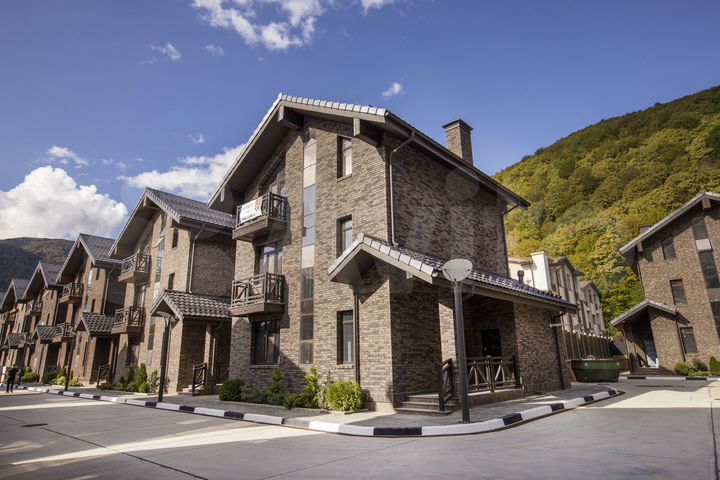 Коттедж 204 м² на участке 7 сот.