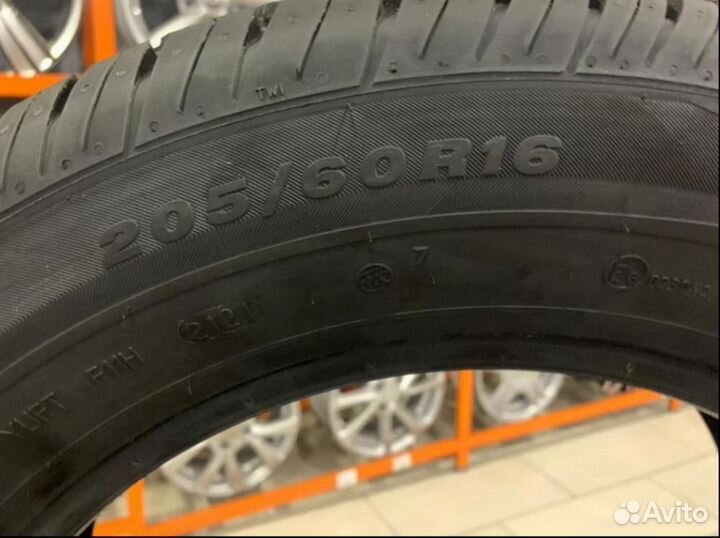 Viatti Strada Asimmetrico 205/60 R16 92V