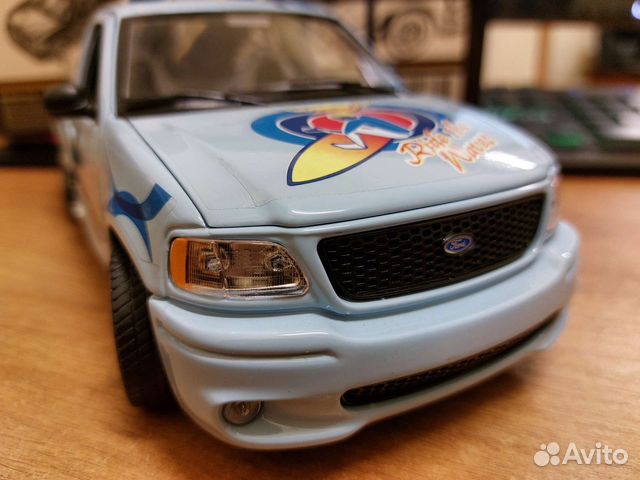 Коллекционная модель Ford F150 Surf 1:18