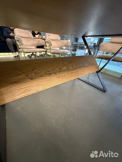 Большой обеденный стол