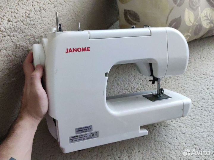 Электрическая швейная машина Janome 2039