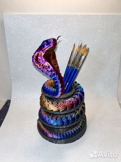 Кобра на подставке под ручки