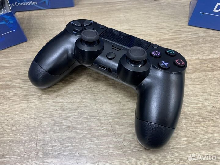 Джойстик PS4 DualShock 4 черный/белый