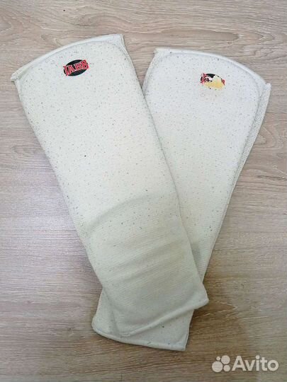 Защита голеней и боксёрские перчатки на мальчика