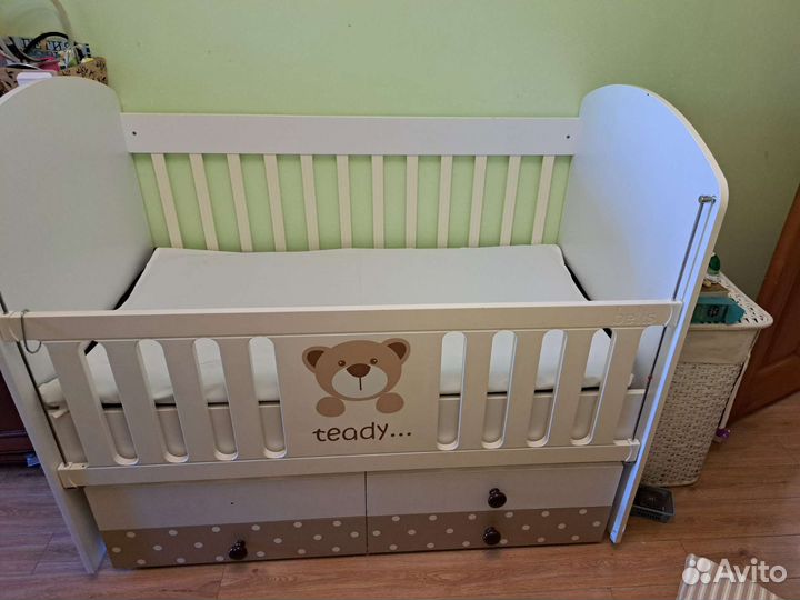 Детская кроватка с маятником и ящиком