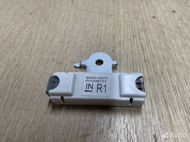 Антенна правая Toyota Camry 75