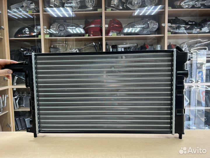 Радиатор охлаждения Опель Вектра