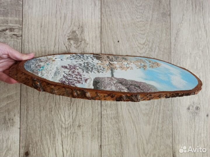 Картина на срезе дерева с использованием каменной