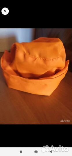 Каска строительная и кепка сигнальная