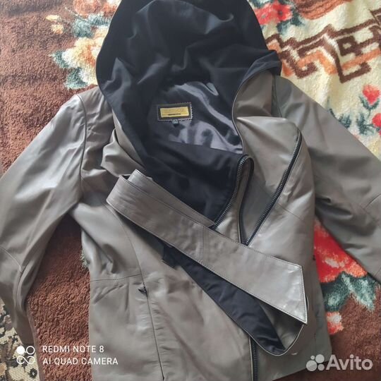 Короткая женская кожаная курточка