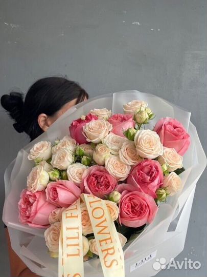 Букет из персиковых пионовидных роз