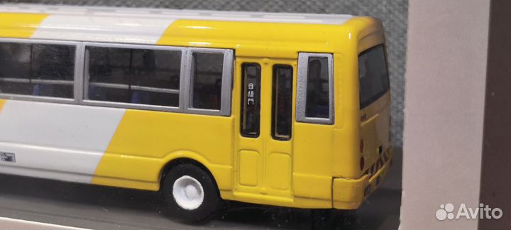 Автобус Toyota Coaster жёлто-белый микроавтобус