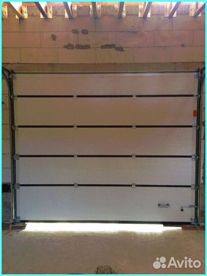 Гаражные подъемно секционные ворота Alutech