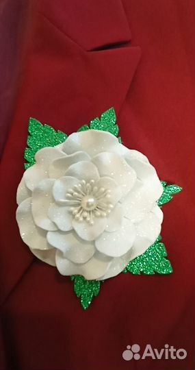 Брошь с цветком