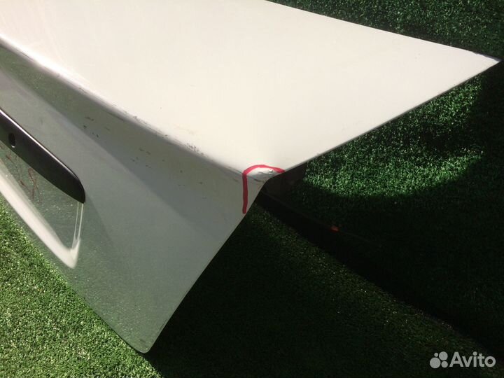 Крышка багажника Toyota Corolla E120 Белая мят уго