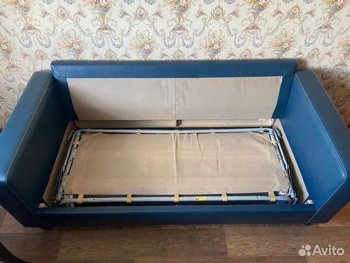 Кожаный диван