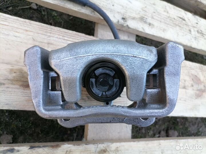 Задний левый тормозной суппорт мазда 6 GJ