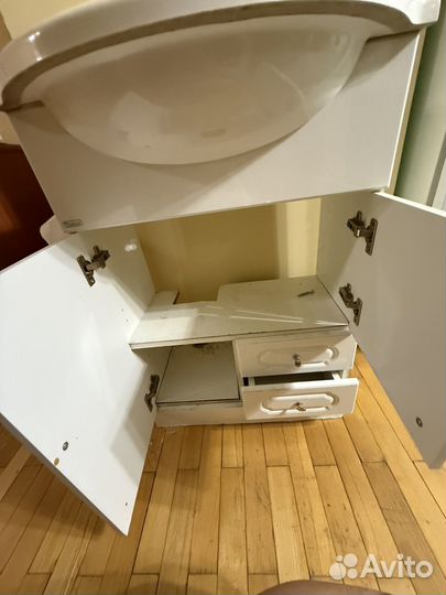 Тумба для ванной с раковиной и зеркалом