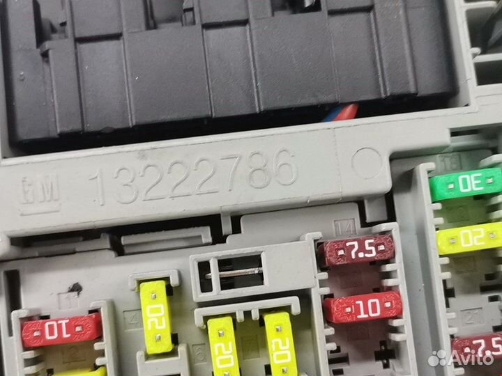 Блок предохранителей для Opel Astra J 13222786