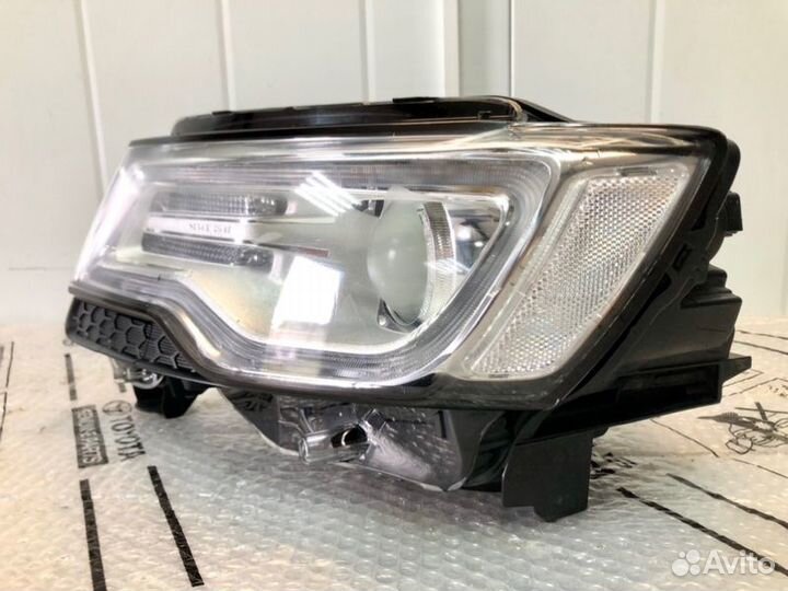 Фара ксеноновая передняя левая Jeep Grand Cherokee