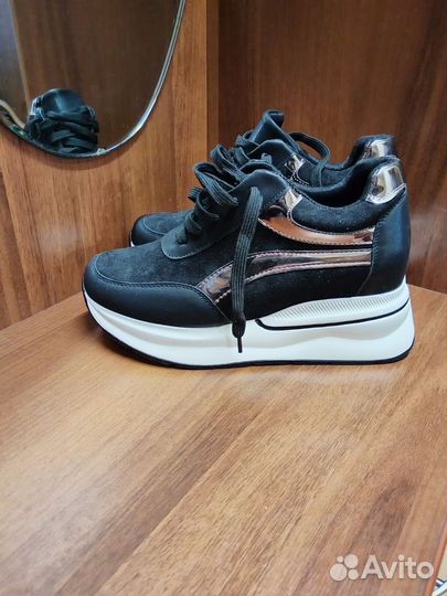 Кроссовки женские