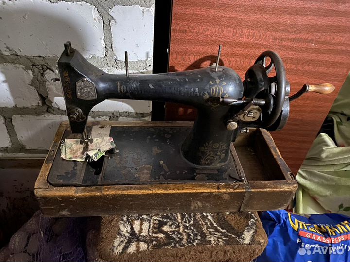 Швейная машина ручная старая с колпаком