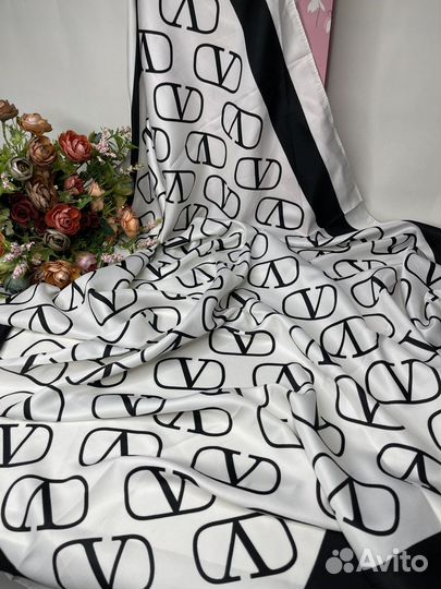 Шелковый платок Valentino белый