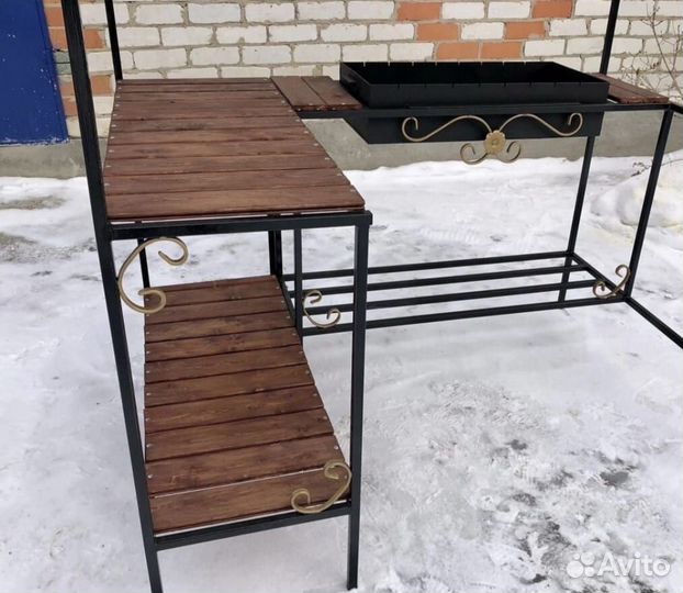 Мангальная зона из металла с крышей