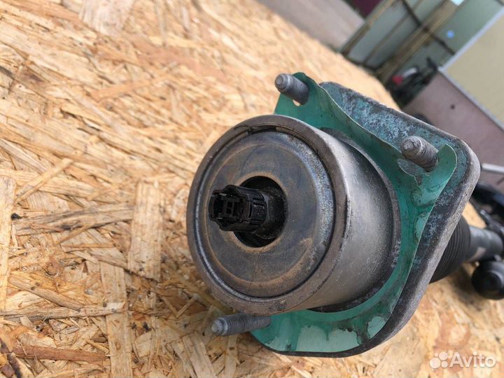 Пневмостойка задняя левая Land Rover Range Rover