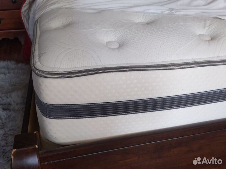 Кровать двухспальная с матрасом