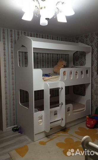Двухъярусная кровать домик