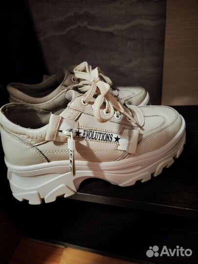 Кроссовки женские