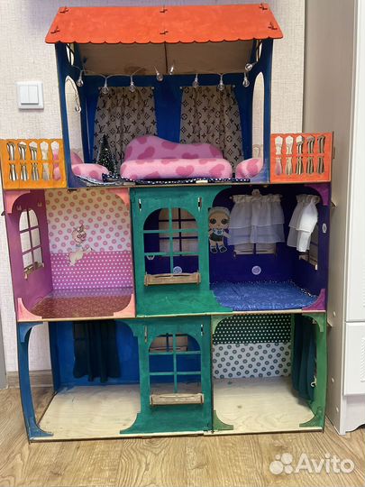 Большой кукольный домик с мебелью и куклами