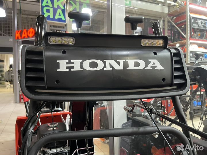 Снегоуборщик бензиновый Honda HSS613L