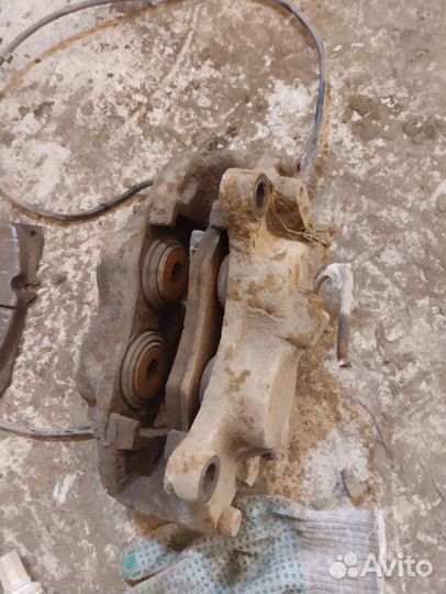 Тормозной суппорт левый на Мерседес Бенс Бус