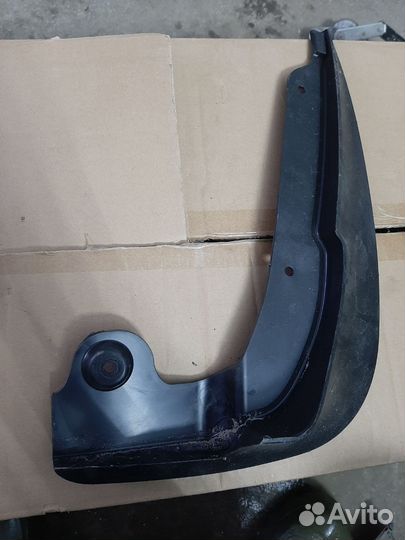 Передний правый брызговик Skoda Yeti