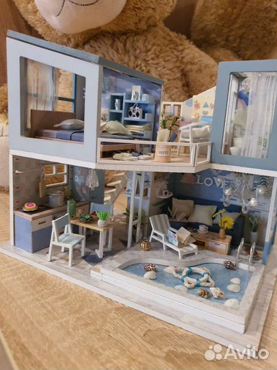 Кукольный домик с мебелью и освещением
