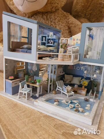 Кукольный домик с мебелью и освещением